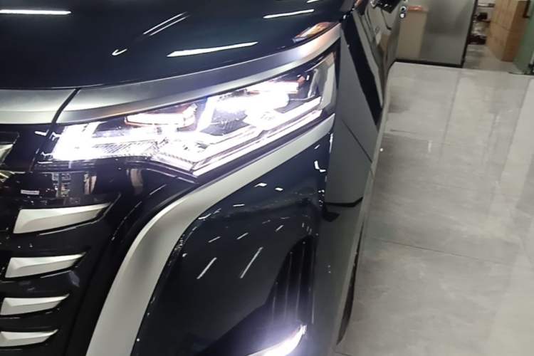 Used Denza D9 2022 DM-i 970 Four-Wheel Drive Prestige Model Left Front Headlight