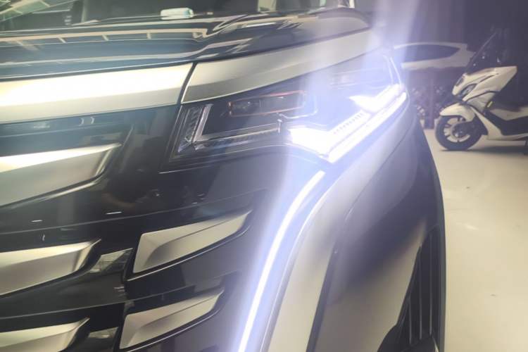 Used Denza D9 2022 DM-i 970 Four-Wheel Drive Flagship Model Left Front Headlight