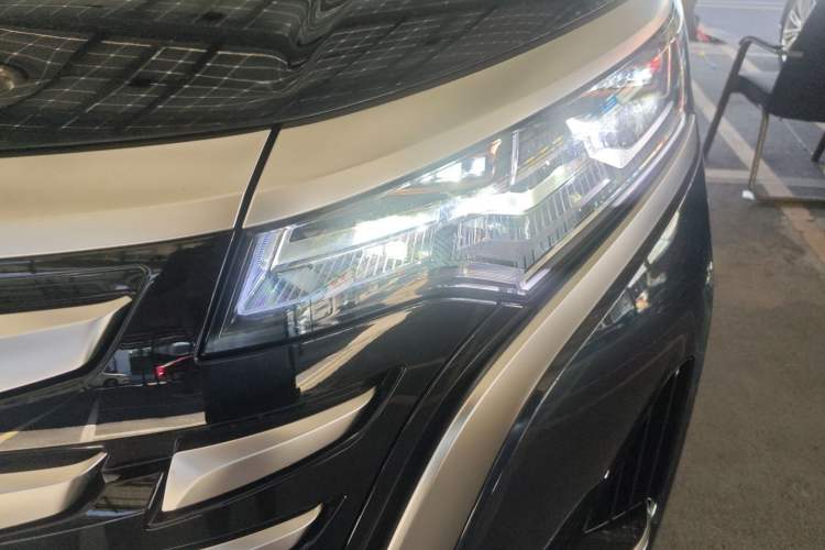 Used Denza D9 2022 DM-i 970 Four-Wheel Drive Prestige Model Left Front Headlight