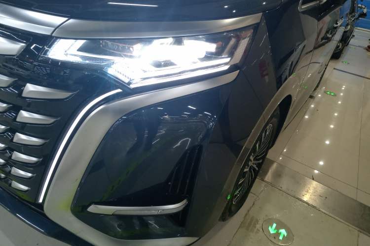 Used Denza D9 2022 DM-i 970 Four-Wheel Drive Flagship Model Left Front Headlight