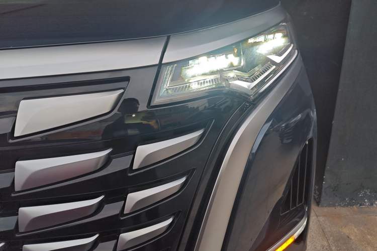 Used Denza D9 2022 DM-i 970 Four-Wheel Drive Prestige Model Left Front Headlight