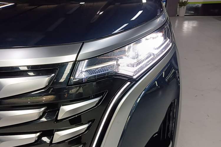 Used Denza D9 2022 DM-i 970 Four-Wheel Drive Flagship Model Left Front Headlight