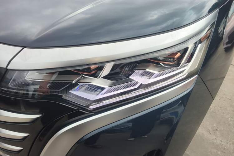 Used Denza D9 2022 DM-i 970 Four-Wheel Drive Prestige Model Left Front Headlight