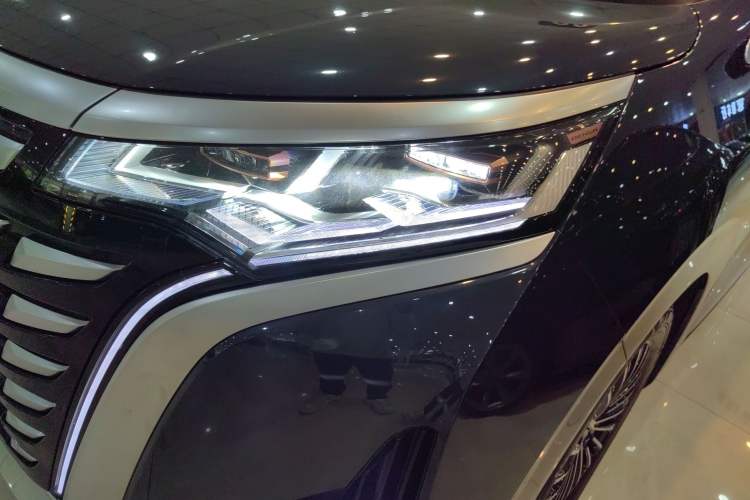 Used Denza D9 2022 DM-i 970 Four-Wheel Drive Flagship Model Left Front Headlight