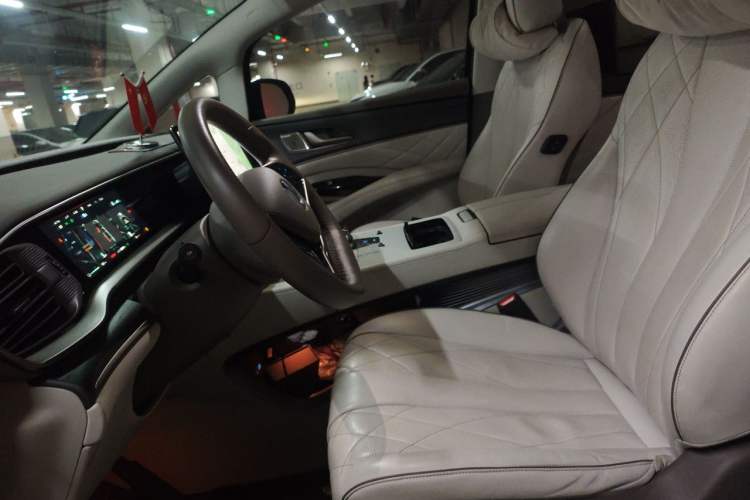 Used Denza D9 2022 DM-i 970 Four-Wheel Drive Prestige Model Left Front Seat