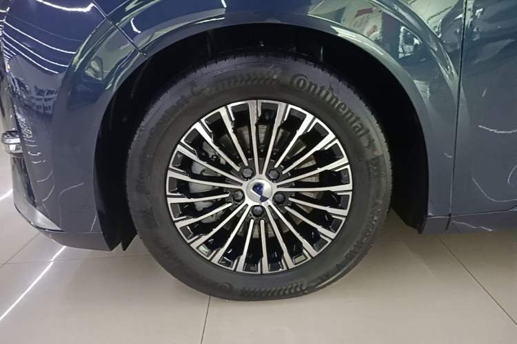 Used Denza D9 2022 DM-i 970 Four-Wheel Drive Flagship Model Left Front Wheel Hub