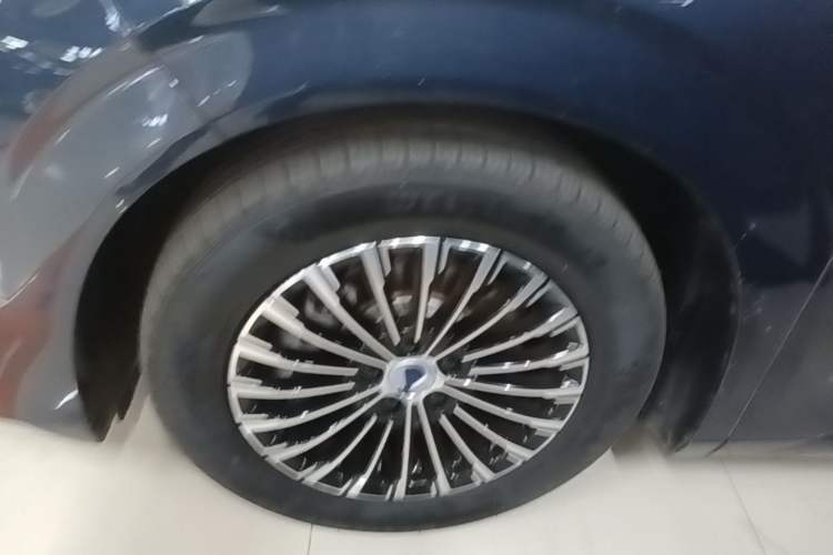Used Denza D9 2022 DM-i 970 Four-Wheel Drive Prestige Model Left Front Wheel Hub