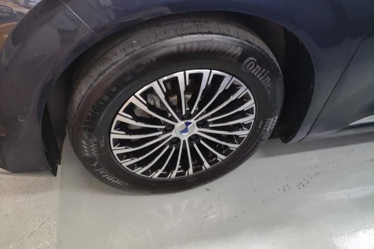 Used Denza D9 2022 DM-i 970 Four-Wheel Drive Flagship Model Left Front Wheel Hub