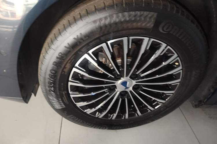 Used Denza D9 2022 DM-i 970 Four-Wheel Drive Flagship Model Left Front Wheel Hub