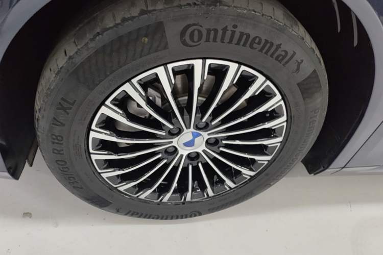 Used Denza D9 2022 DM-i 970 Four-Wheel Drive Prestige Model Left Front Wheel Hub