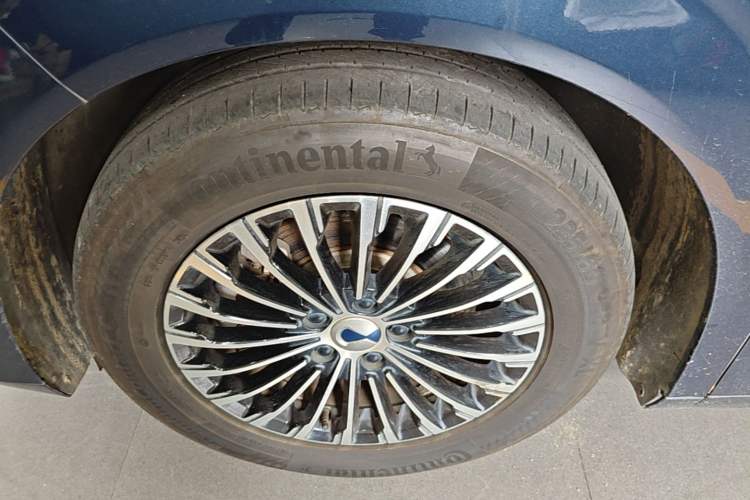 Used Denza D9 2022 DM-i 970 Four-Wheel Drive Prestige Model Left Front Wheel Hub