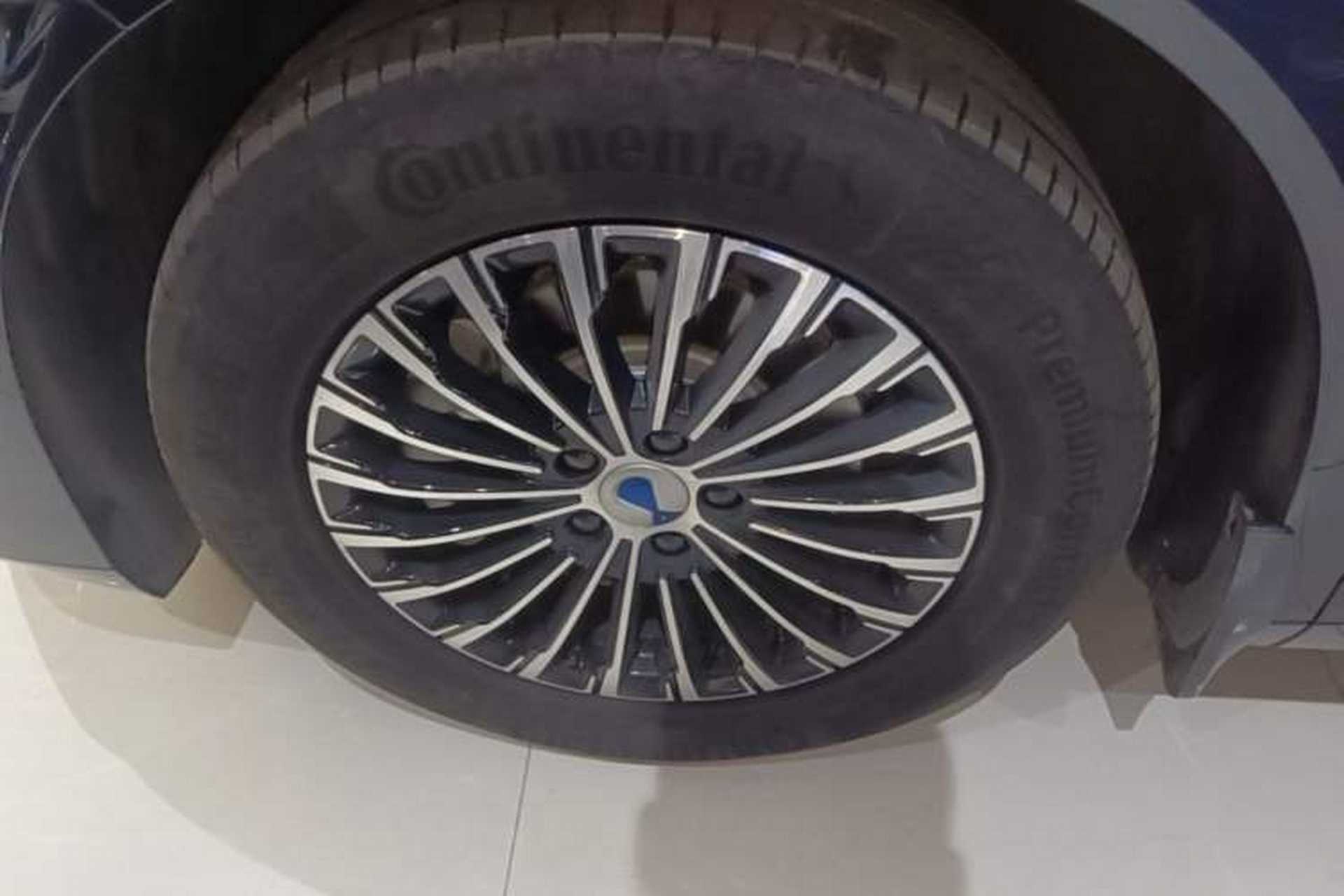 Used Denza D9 2022 DM-i 970 Four-Wheel Drive Prestige Model Left Front Wheel Hub