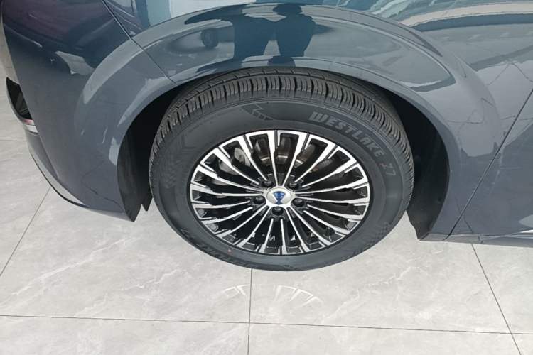 Used Denza D9 2022 DM-i 970 Four-Wheel Drive Flagship Model Left Front Wheel Hub