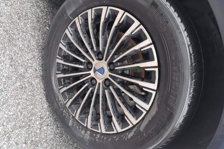 Used Denza D9 2022 DM-i 970 Four-Wheel Drive Flagship Model Left Front Wheel Hub