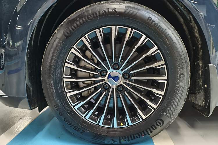 Used Denza D9 2022 DM-i 970 Four-Wheel Drive Prestige Model Left Front Wheel Hub