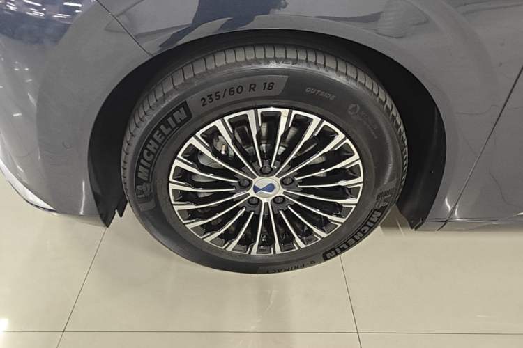 Used Denza D9 2022 DM-i 970 Four-Wheel Drive Flagship Model Left Front Wheel Hub