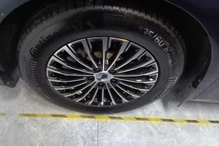 Used Denza D9 2022 DM-i 970 Four-Wheel Drive Flagship Model Left Front Wheel Hub