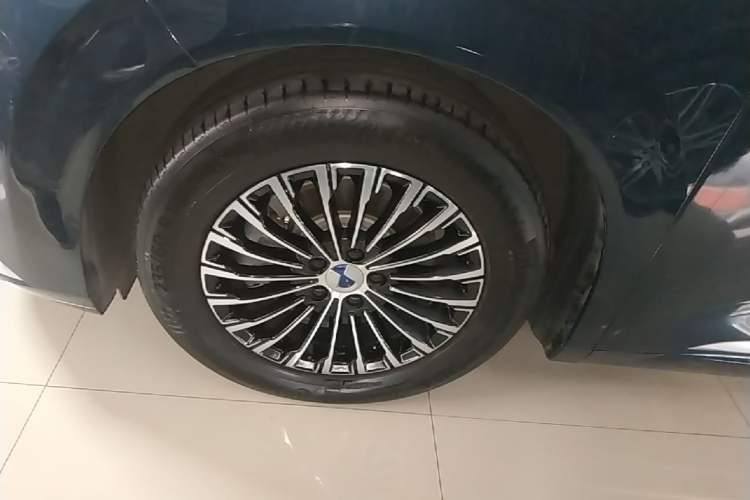 Used Denza D9 2022 DM-i 970 Four-Wheel Drive Flagship Model Left Front Wheel Hub