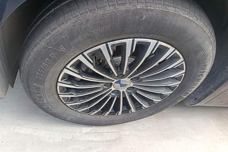Used Denza D9 2022 DM-i 1040 Prestige Model Left Front Wheel Hub