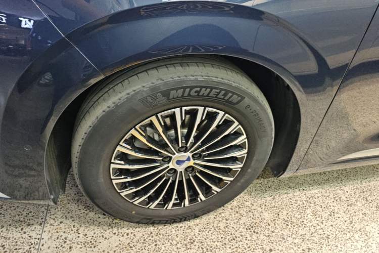 Used Denza D9 2022 DM-i 970 Four-Wheel Drive Flagship Model Left Front Wheel Hub