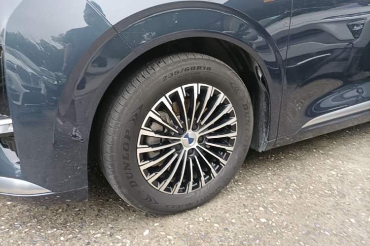 Used Denza D9 2022 DM-i 970 Four-Wheel Drive Flagship Model Left Front Wheel Hub