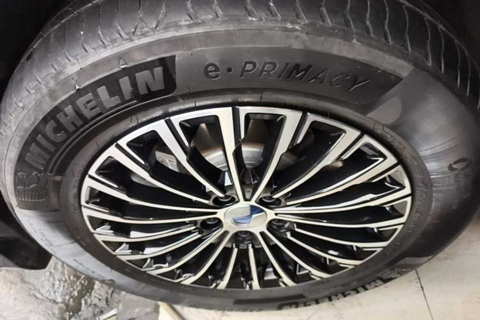 Used Denza D9 2022 DM-i 1040 Prestige Model Left Front Wheel Hub