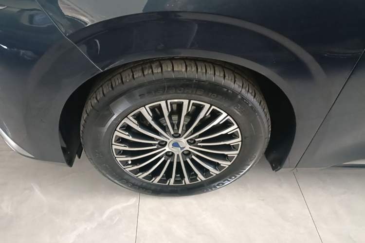 Used Denza D9 2022 DM-i 970 Four-Wheel Drive Flagship Model Left Front Wheel Hub