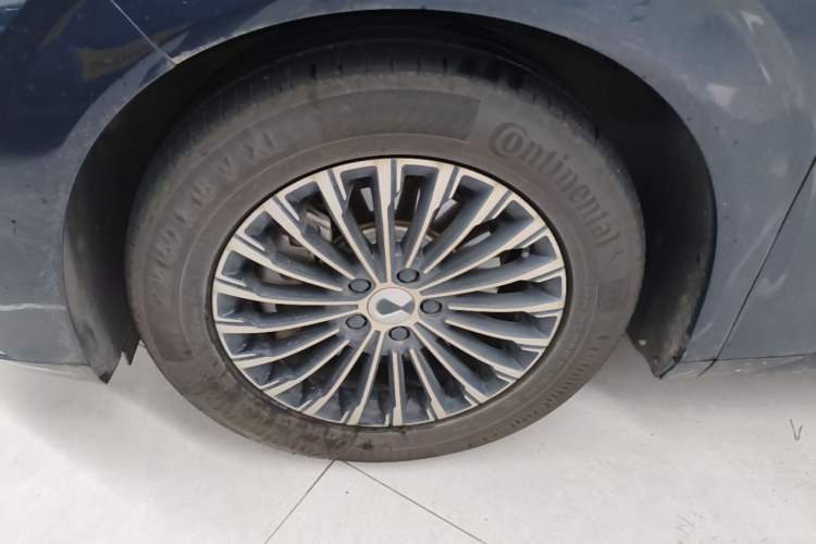 Used Denza D9 2022 DM-i 970 Four-Wheel Drive Flagship Model Left Front Wheel Hub