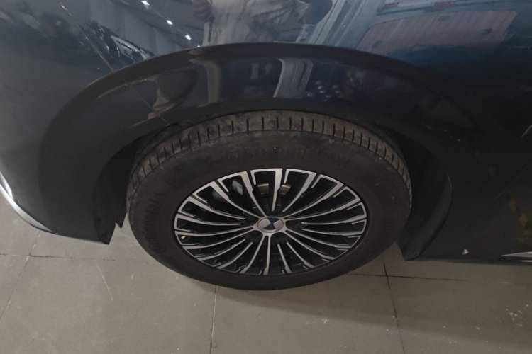Used Denza D9 2022 DM-i 970 Four-Wheel Drive Prestige Model Left Front Wheel Hub
