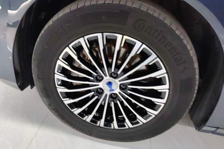 Used Denza D9 2022 DM-i 970 Four-Wheel Drive Flagship Model Left Front Wheel Hub