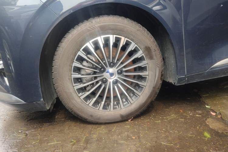 Used Denza D9 2022 DM-i 1040 Prestige Model Left Front Wheel Hub