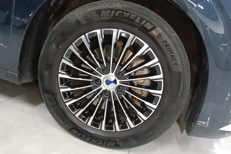 Used Denza D9 2022 DM-i 970 Four-Wheel Drive Prestige Model Left Front Wheel Hub