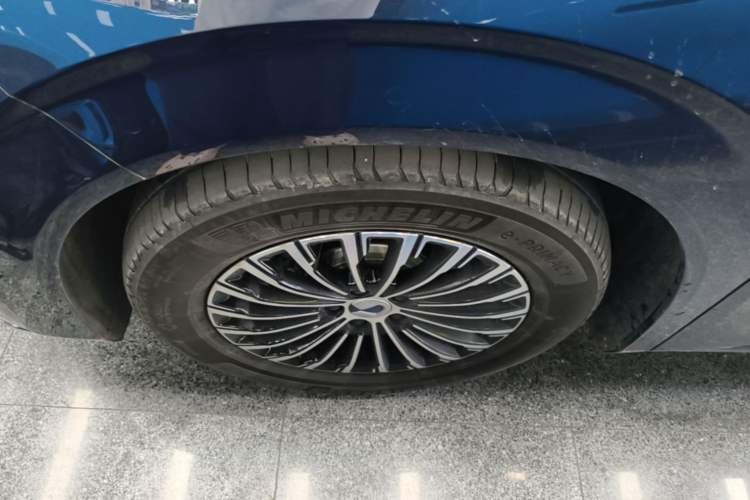 Used Denza D9 2022 DM-i 970 Four-Wheel Drive Prestige Model Left Front Wheel Hub