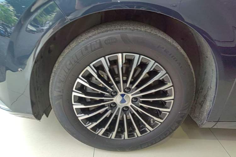 Used Denza D9 2022 DM-i 970 Four-Wheel Drive Flagship Model Left Front Wheel Hub