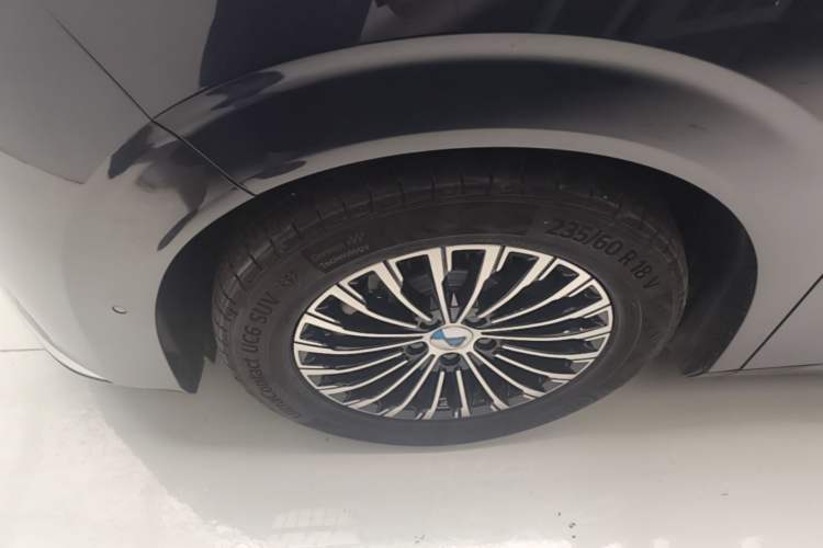 Used Denza D9 2022 DM-i 970 Four-Wheel Drive Flagship Model Left Front Wheel Hub