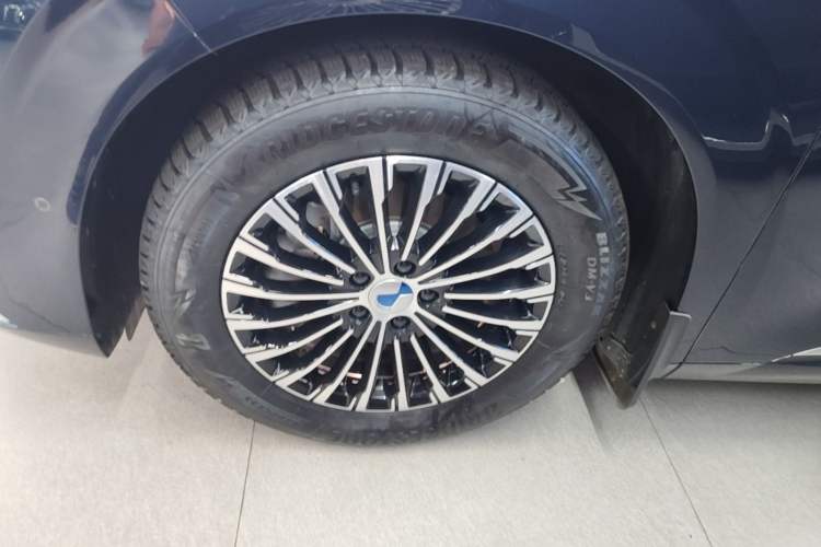 Used Denza D9 2022 DM-i 970 Four-Wheel Drive Flagship Model Left Front Wheel Hub
