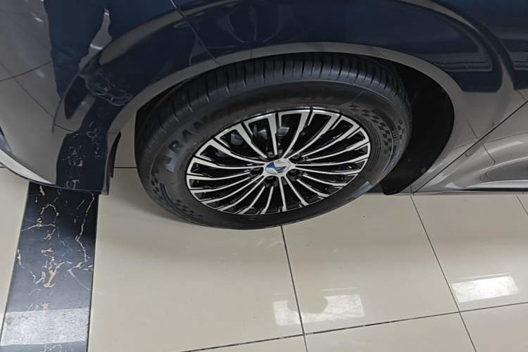Used Denza D9 2022 DM-i 970 Four-Wheel Drive Flagship Model Left Front Wheel Hub
