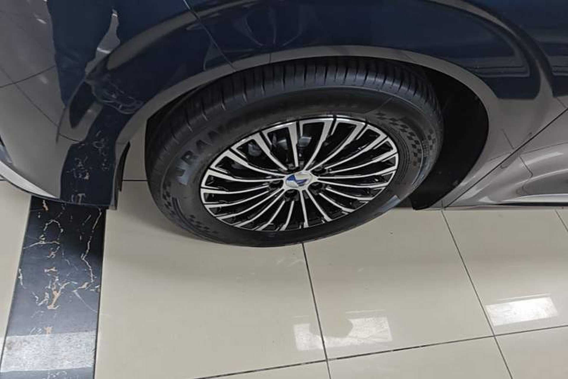 Used Denza D9 2022 DM-i 970 Four-Wheel Drive Flagship Model Left Front Wheel Hub