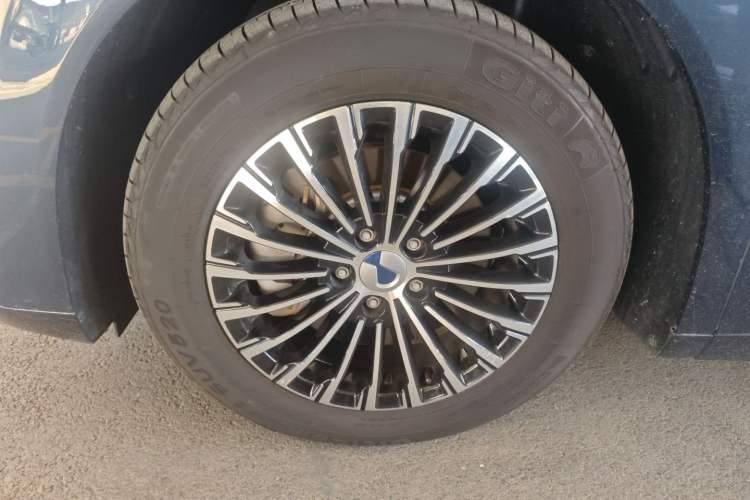 Used Denza D9 2022 DM-i 970 Four-Wheel Drive Prestige Model Left Front Wheel Hub