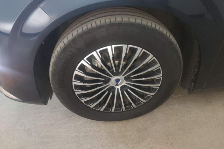 Used Denza D9 2022 DM-i 1040 Prestige Model Left Front Wheel Hub