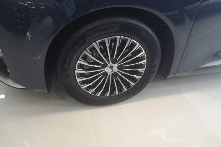 Used Denza D9 2022 DM-i 970 Four-Wheel Drive Flagship Model Left Front Wheel Hub