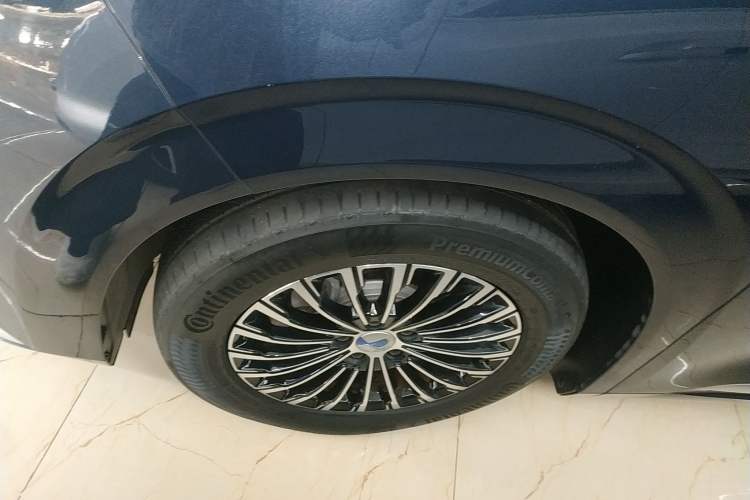Used Denza D9 2022 DM-i 1040 Prestige Model Left Front Wheel Hub