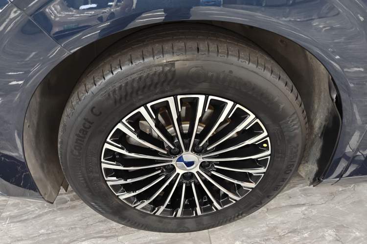 Used Denza D9 2022 DM-i 970 Four-Wheel Drive Flagship Model Left Front Wheel Hub