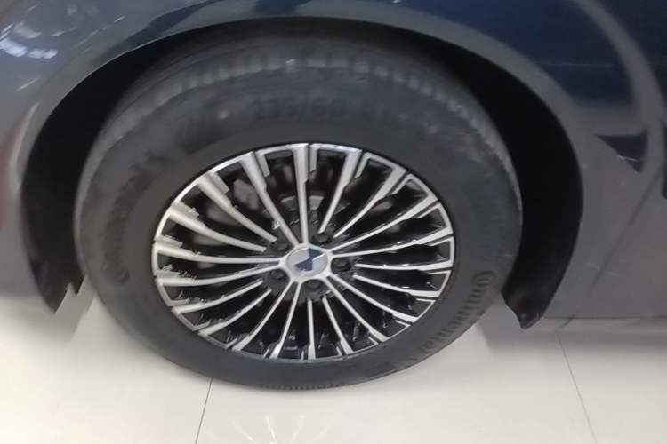 Used Denza D9 2022 DM-i 970 Four-Wheel Drive Flagship Model Left Front Wheel Hub