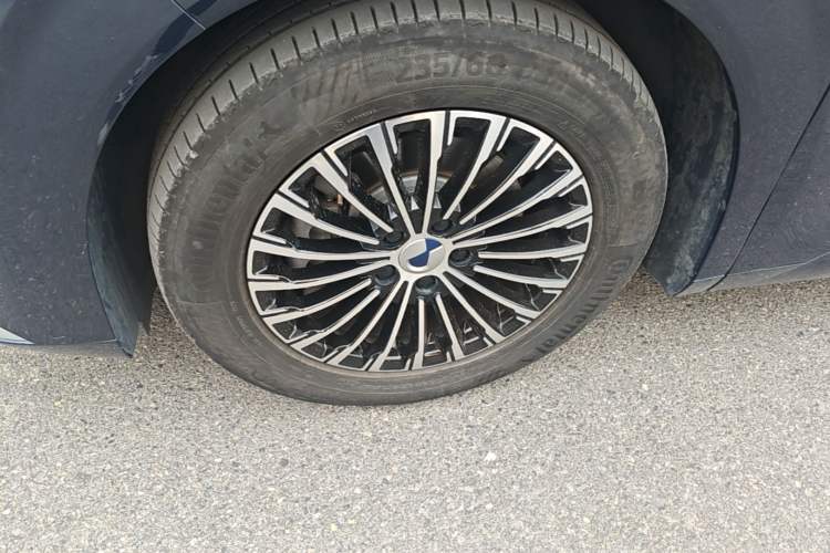 Used Denza D9 2022 DM-i 970 Four-Wheel Drive Prestige Model Left Front Wheel Hub