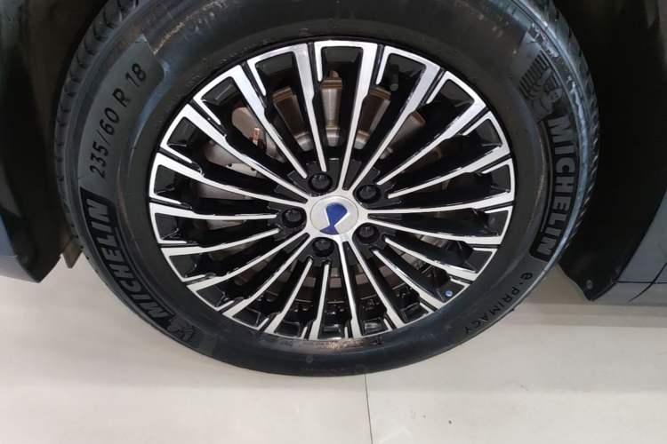 Used Denza D9 2022 DM-i 1040 Prestige Model Left Front Wheel Hub