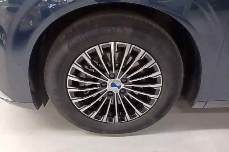 Used Denza D9 2022 DM-i 970 Four-Wheel Drive Flagship Model Left Front Wheel Hub