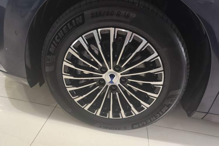 Used Denza D9 2022 DM-i 970 Four-Wheel Drive Flagship Model Left Front Wheel Hub