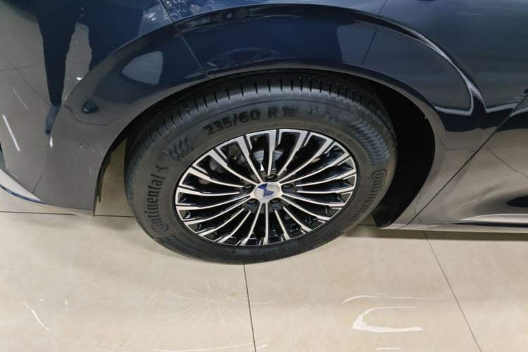 Used Denza D9 2022 DM-i 970 Four-Wheel Drive Flagship Model Left Front Wheel Hub