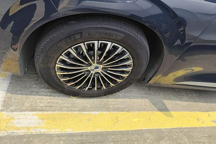 Used Denza D9 2022 DM-i 970 Four-Wheel Drive Prestige Model Left Front Wheel Hub